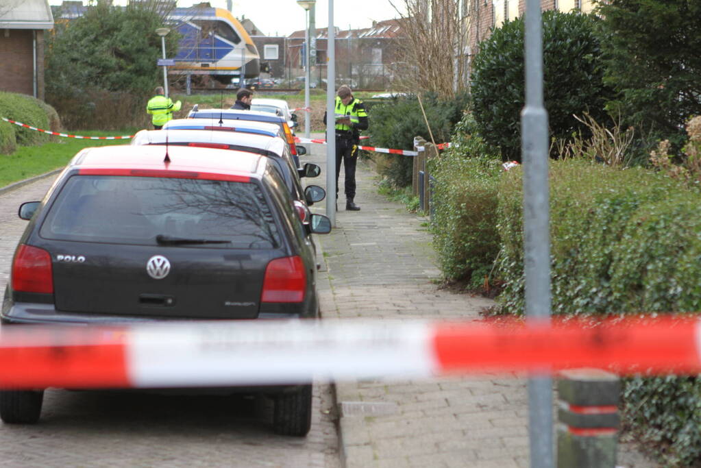 Straat afgezet vanwege steekpartij in woning