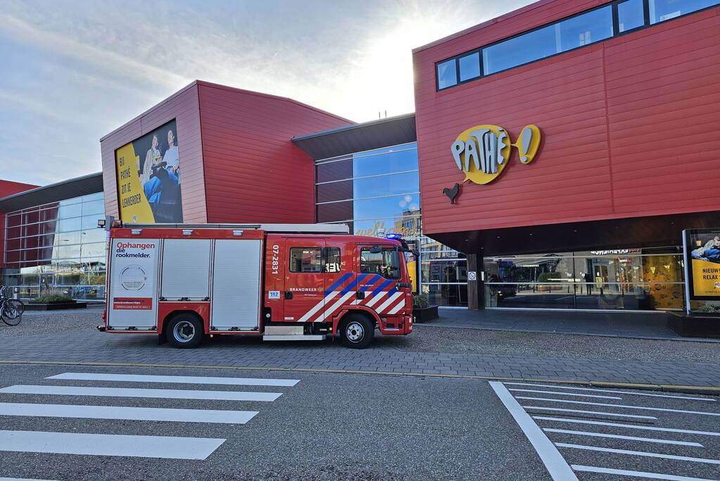 Brandweer ventileert bioscoop na brand in technische ruimte