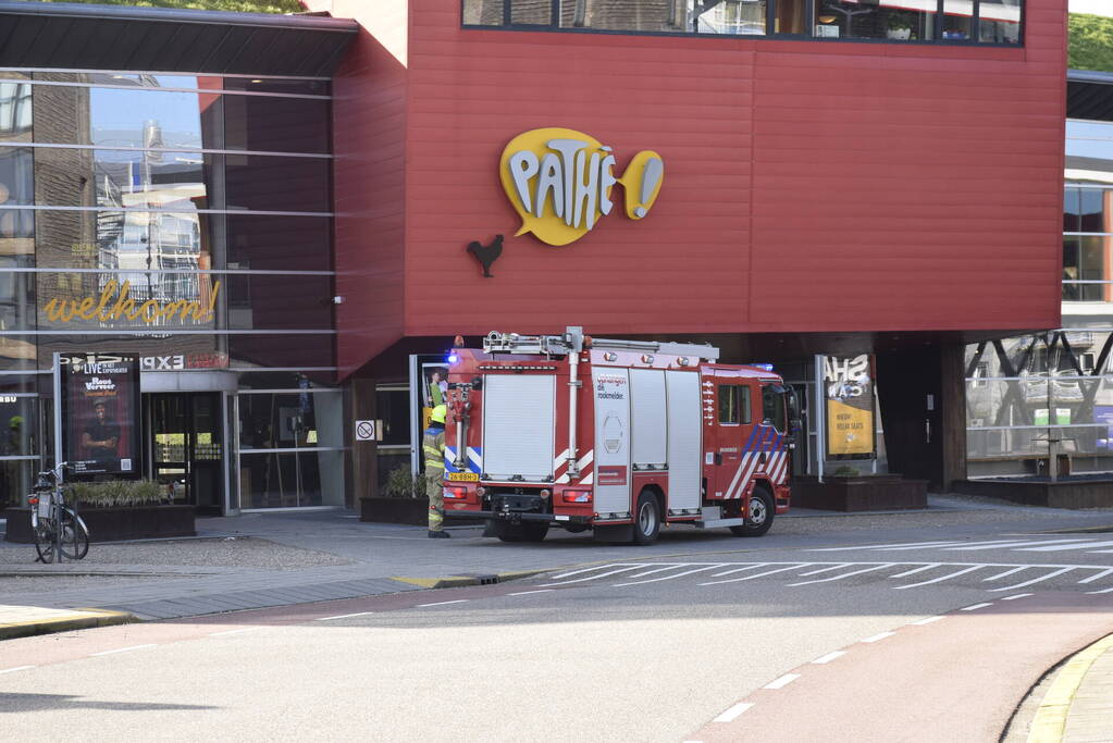 Brandweer ventileert bioscoop na brand in technische ruimte