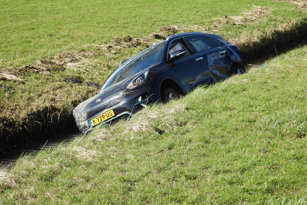 Auto belandt in sloot na frontale botsing op kruising