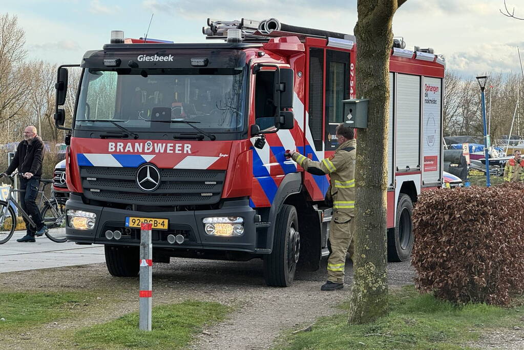 Brandweer redt omgeslagen zeiler uit haven