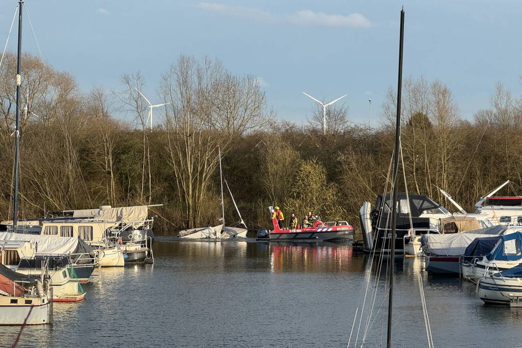 Brandweer redt omgeslagen zeiler uit haven