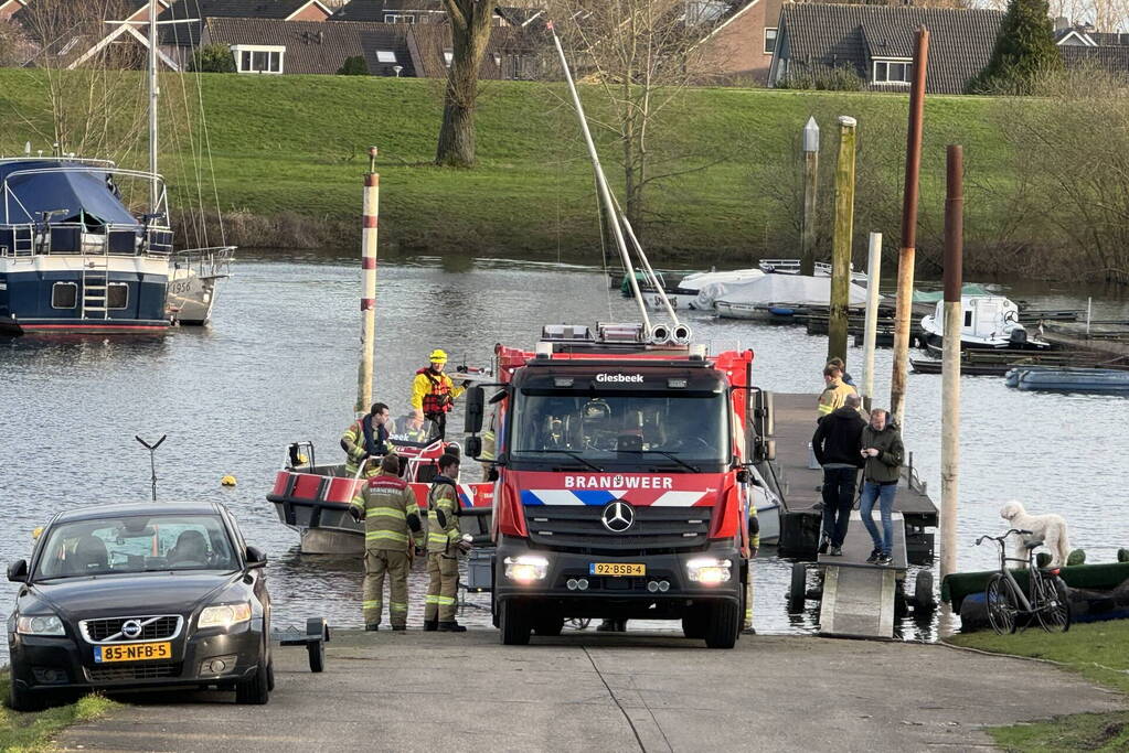 Brandweer redt omgeslagen zeiler uit haven