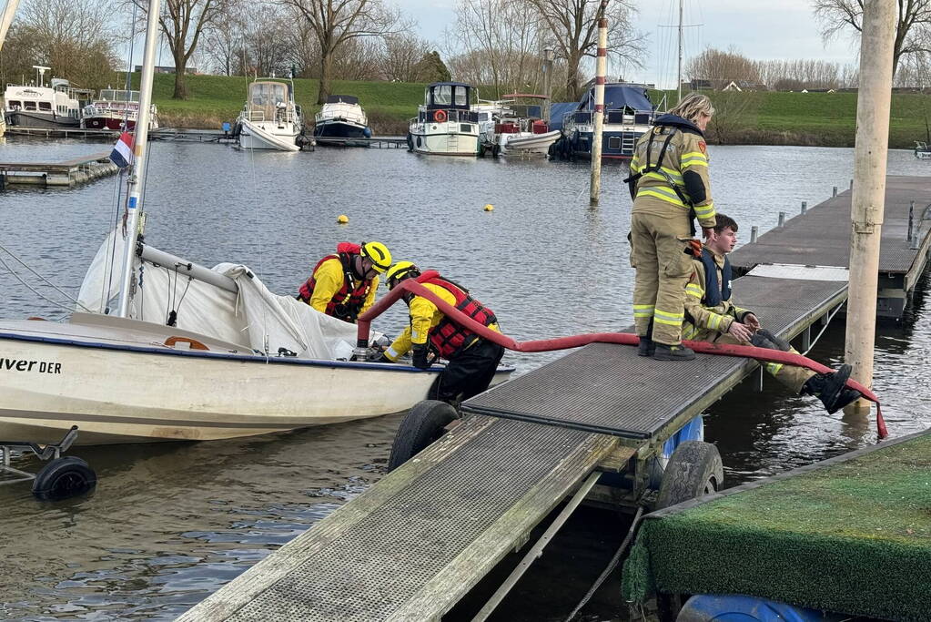 Brandweer redt omgeslagen zeiler uit haven