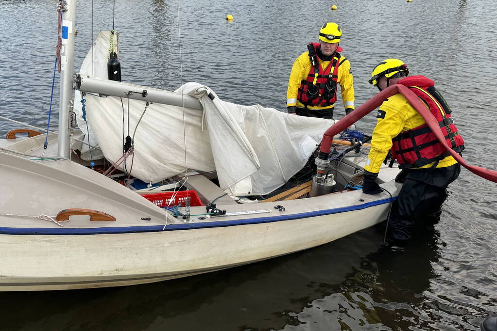 Brandweer redt omgeslagen zeiler uit haven