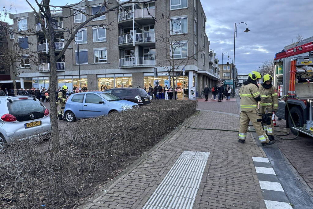 Brandweer dooft brand in kofferbak