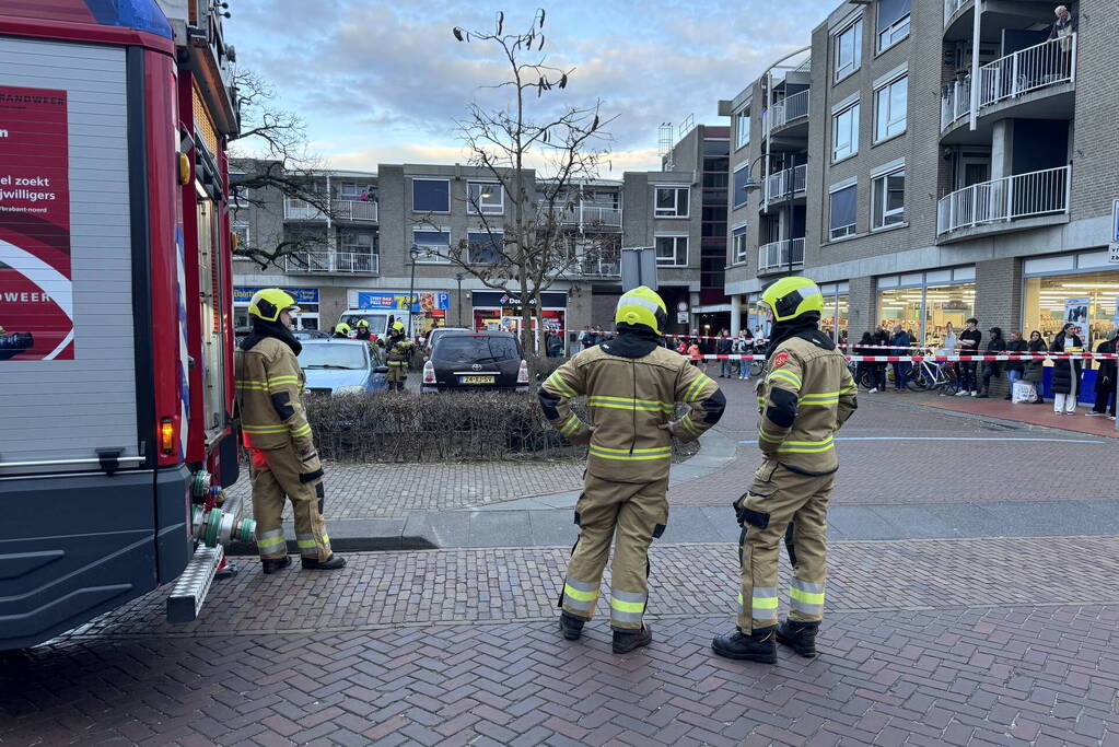 Brandweer dooft brand in kofferbak