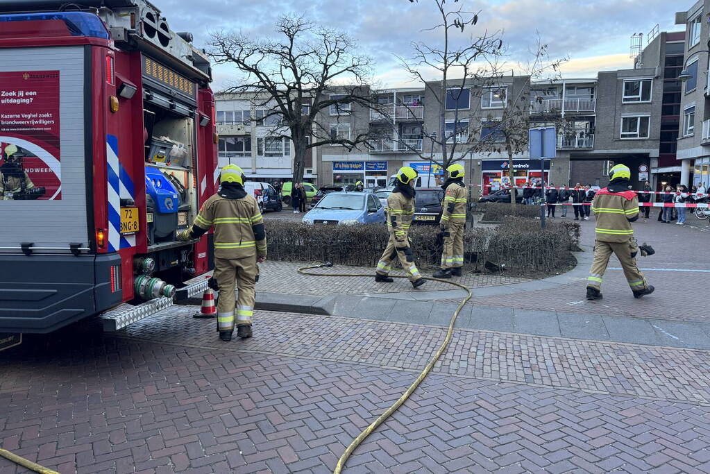 Brandweer dooft brand in kofferbak