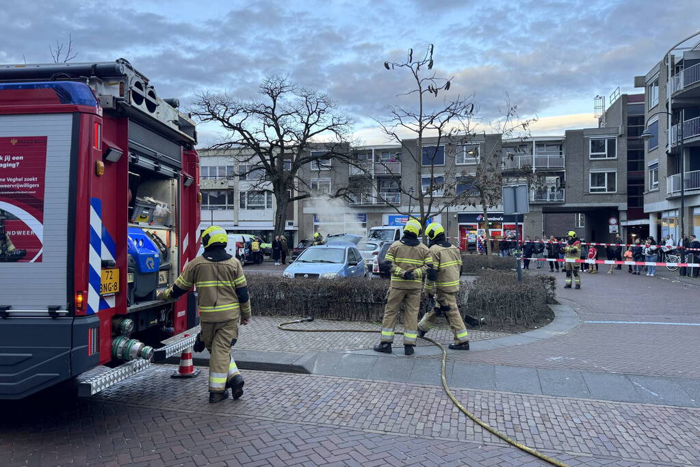 Brandweer dooft brand in kofferbak