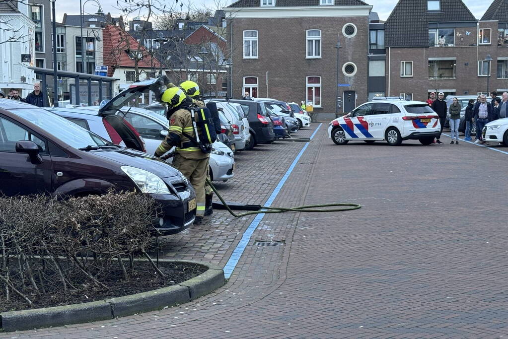 Brandweer dooft brand in kofferbak