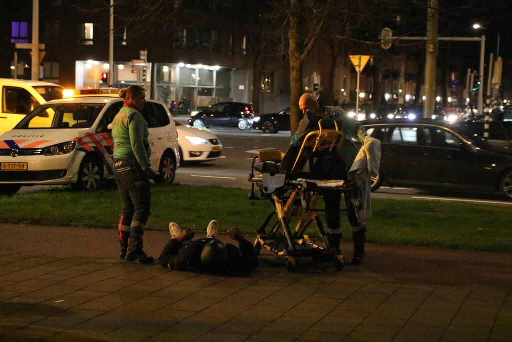 Scooterrijder en automobilist in botsing