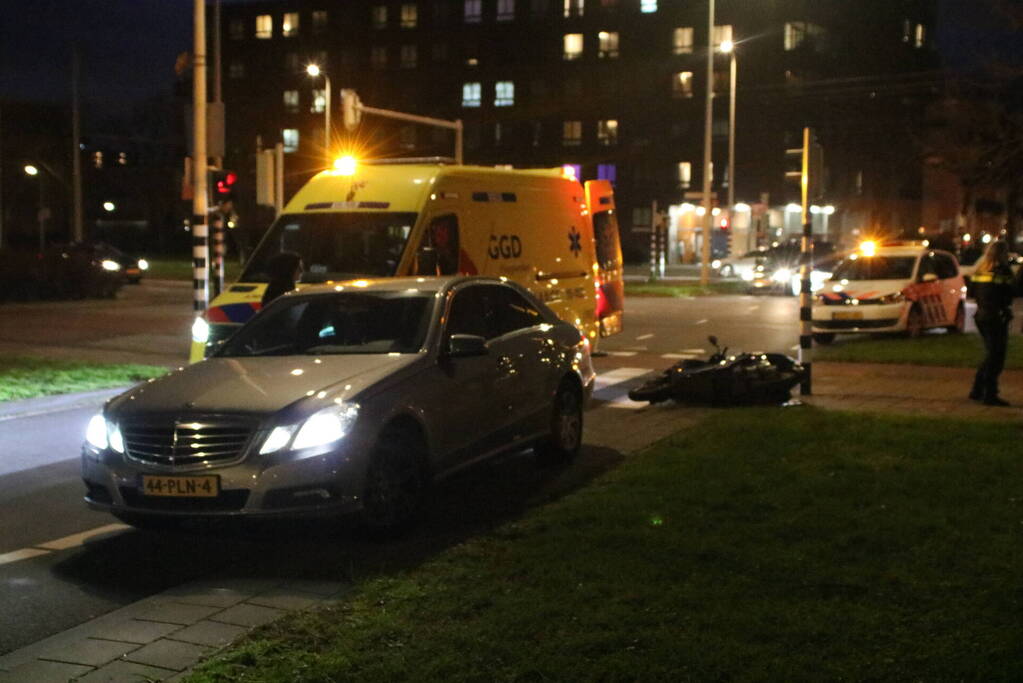 Scooterrijder en automobilist in botsing