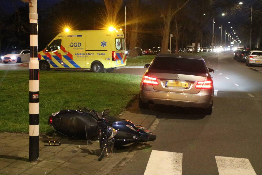 Scooterrijder en automobilist in botsing