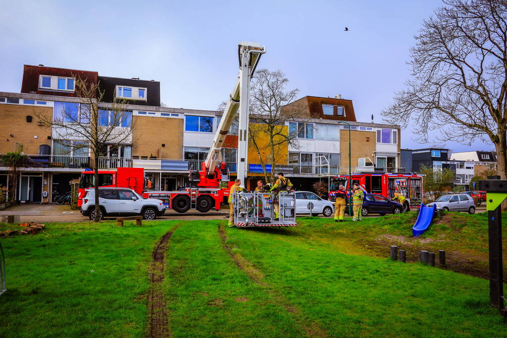 Brandweer veegt schoorsteen na brand