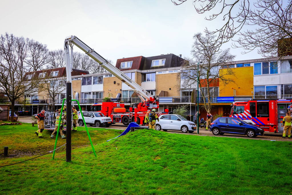 Brandweer veegt schoorsteen na brand