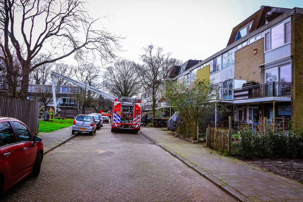 Brandweer veegt schoorsteen na brand