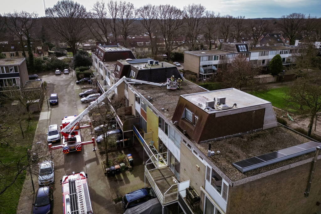 Brandweer veegt schoorsteen na brand