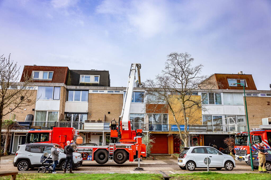 Brandweer veegt schoorsteen na brand