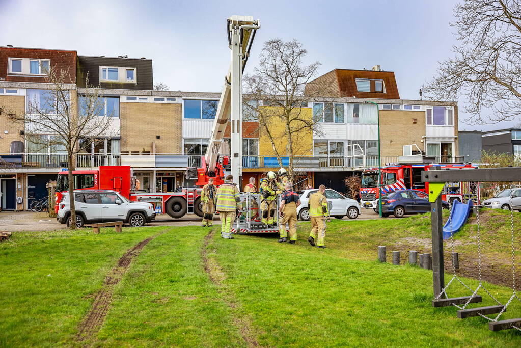 Brandweer veegt schoorsteen na brand