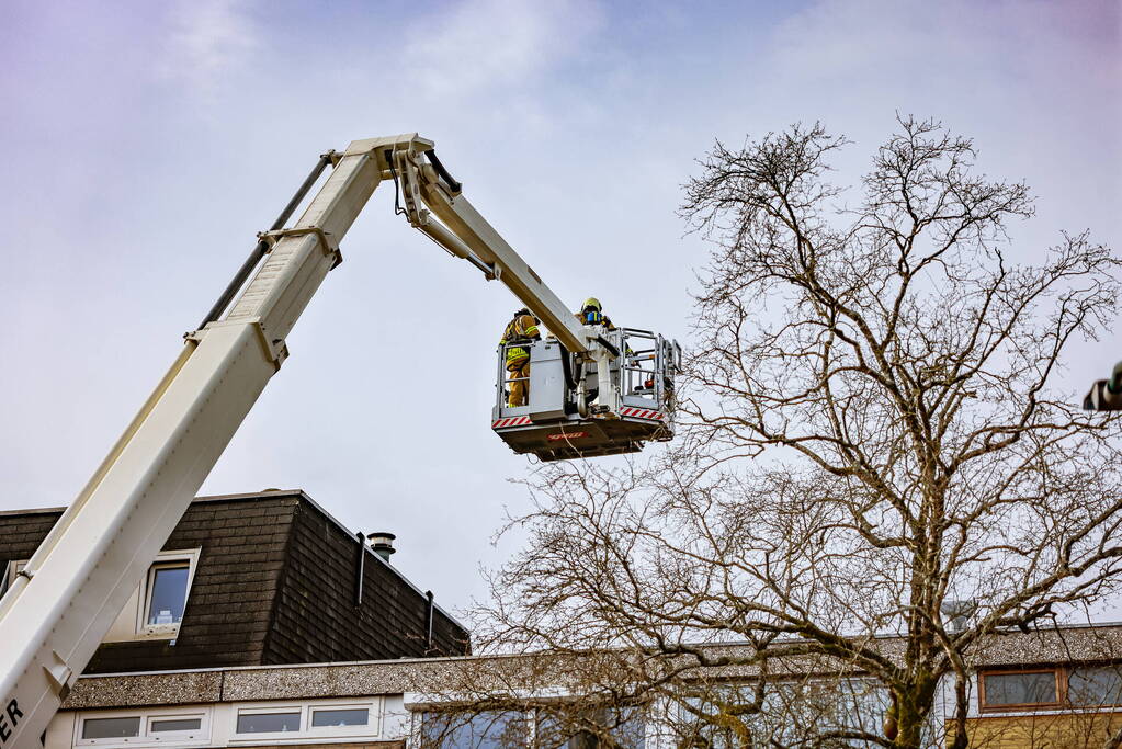 Brandweer veegt schoorsteen na brand