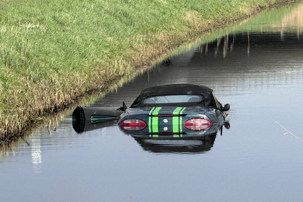 Automobilist belandt in sloot onderaan talud