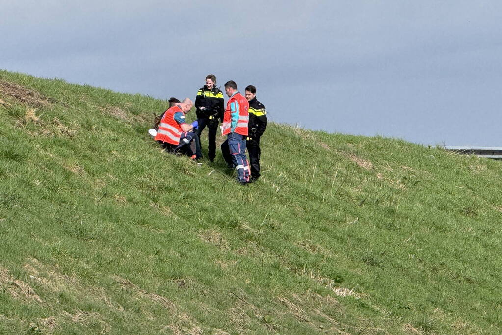 Automobilist belandt in sloot onderaan talud