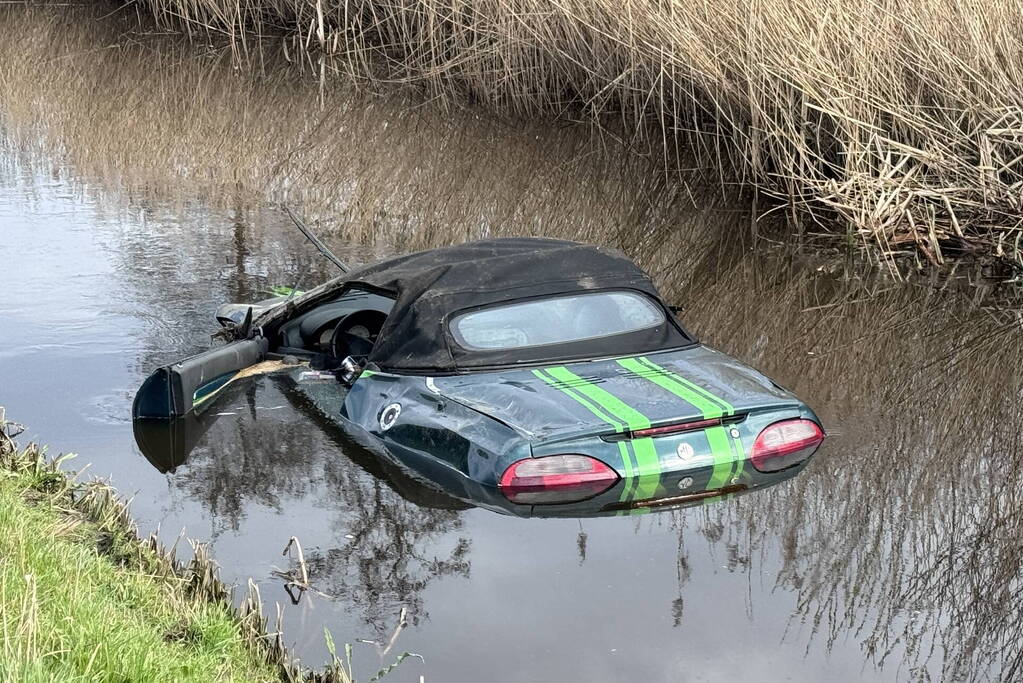 Automobilist belandt in sloot onderaan talud