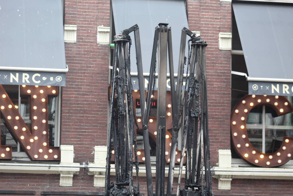 Parasol vat vlam op terras van café