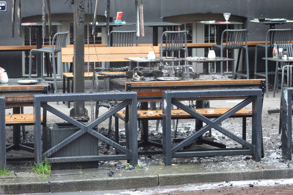 Parasol vat vlam op terras van café