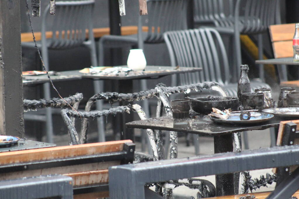 Parasol vat vlam op terras van café