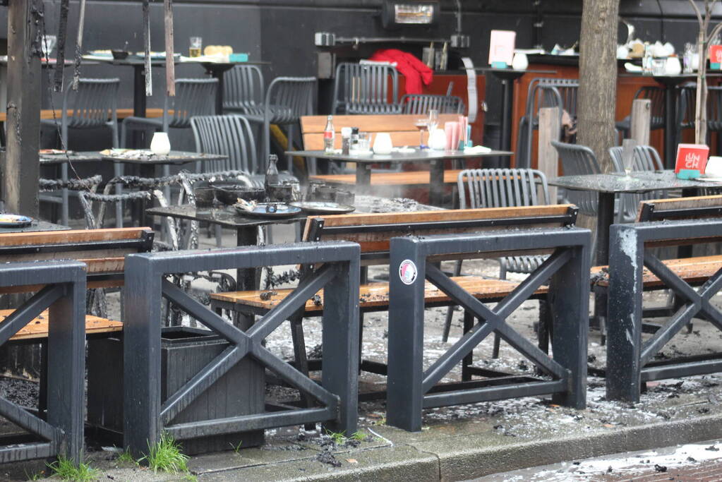 Parasol vat vlam op terras van café