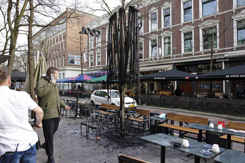 Parasol vat vlam op terras van café