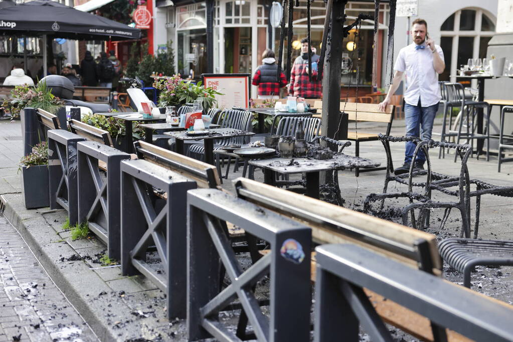 Parasol vat vlam op terras van café