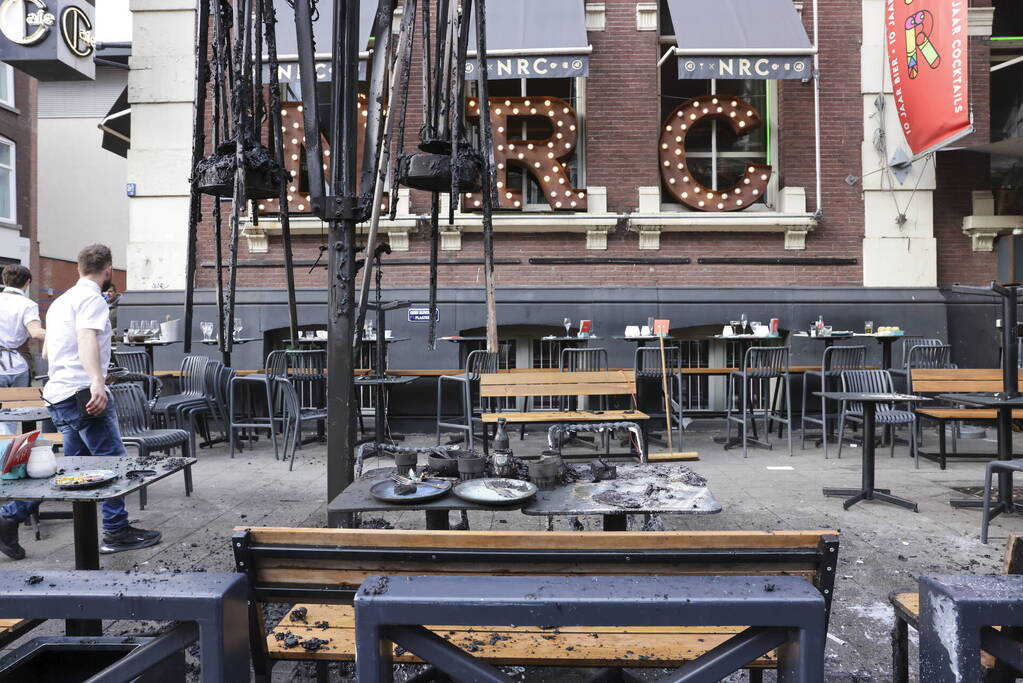 Parasol vat vlam op terras van café