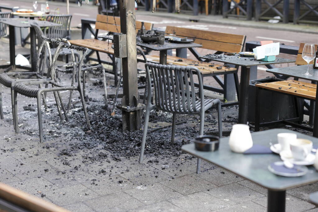 Parasol vat vlam op terras van café