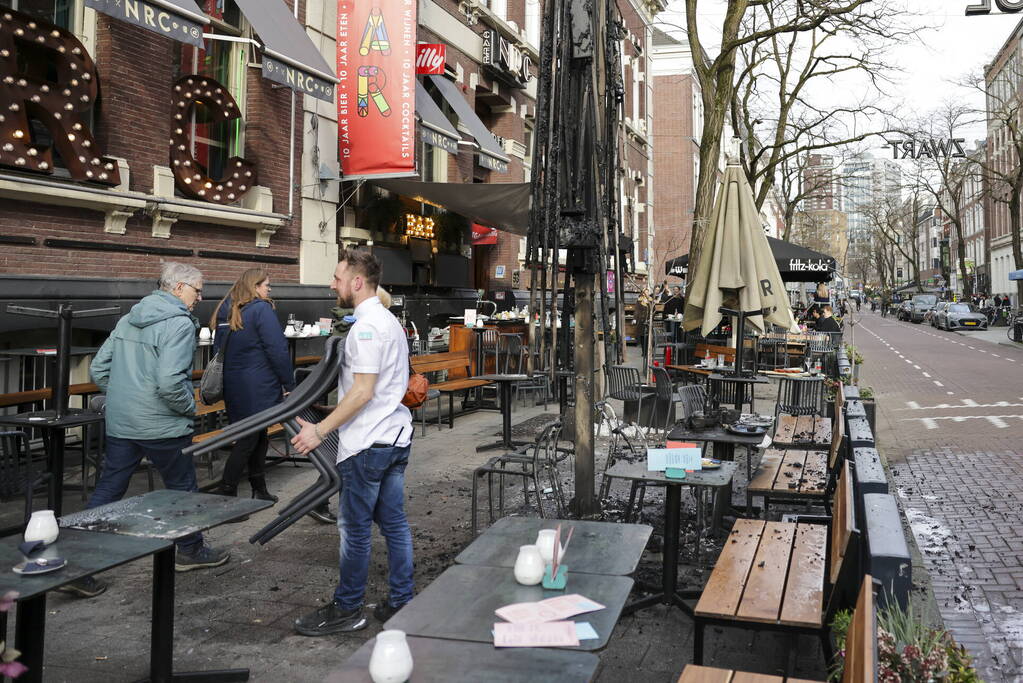 Parasol vat vlam op terras van café