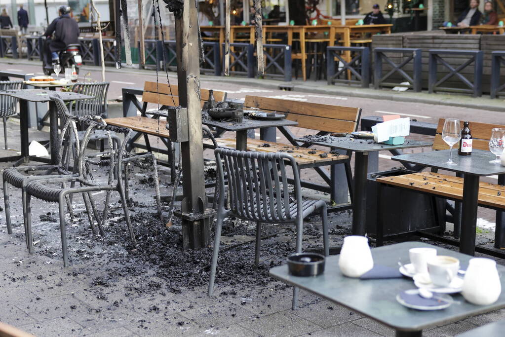 Parasol vat vlam op terras van café