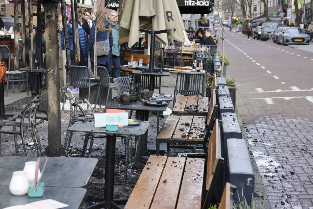 Parasol vat vlam op terras van café