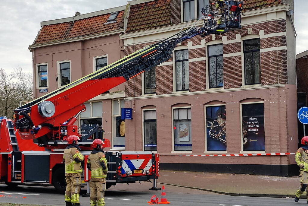 Brandweer ingezet voor losliggende dakpannen