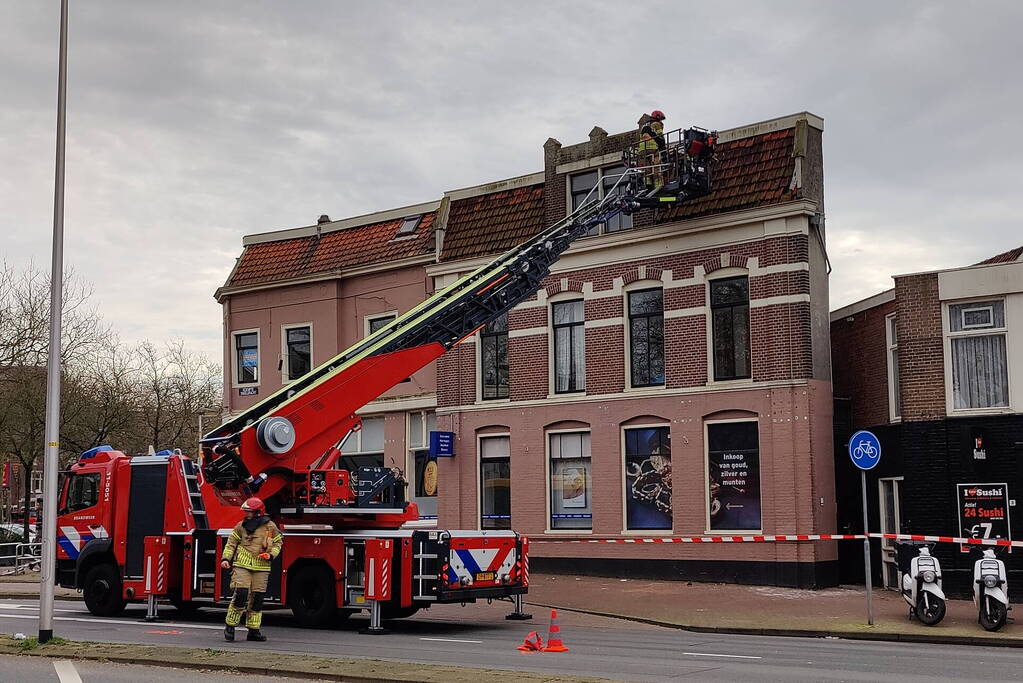 Brandweer ingezet voor losliggende dakpannen