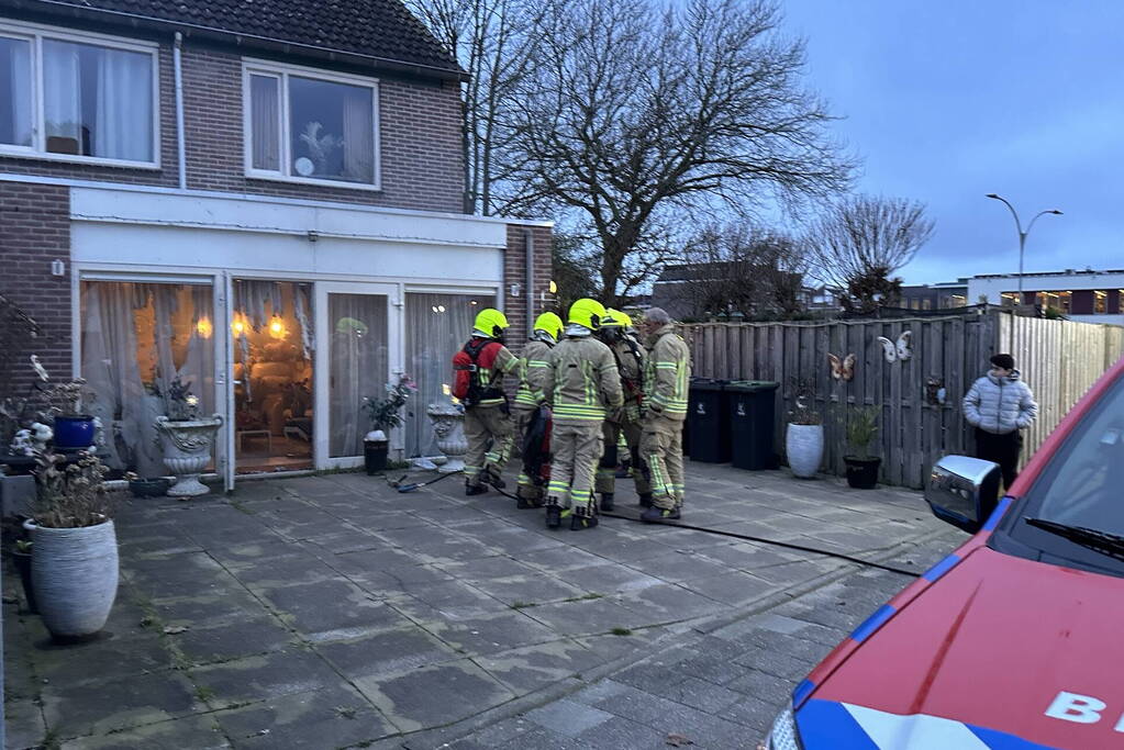 Gordijnen vatten vlam in woning