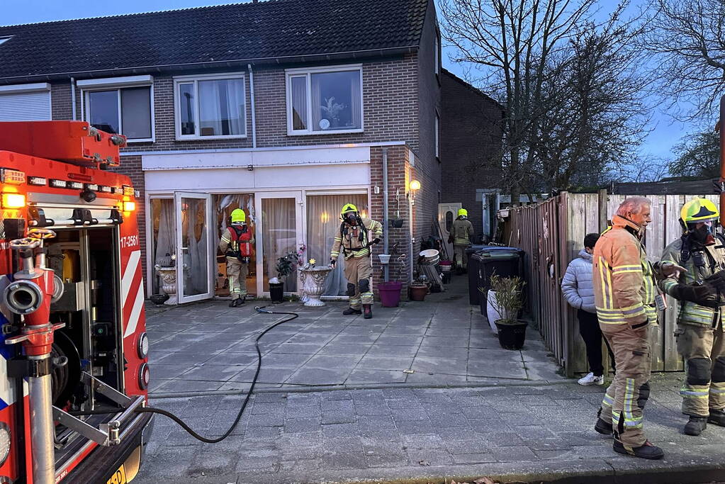 Gordijnen vatten vlam in woning