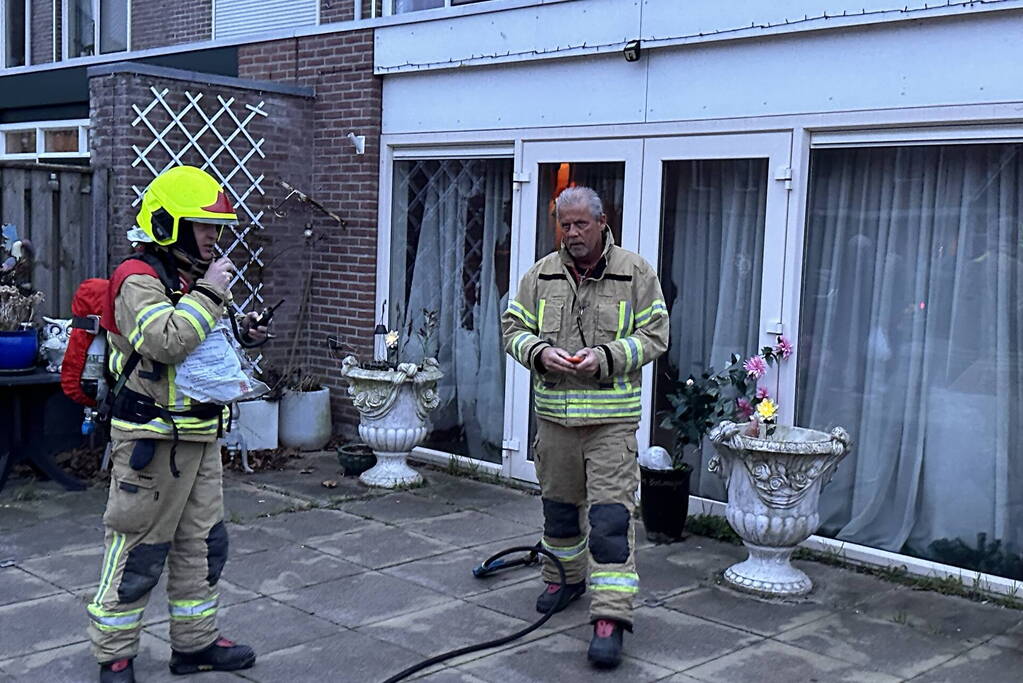 Gordijnen vatten vlam in woning