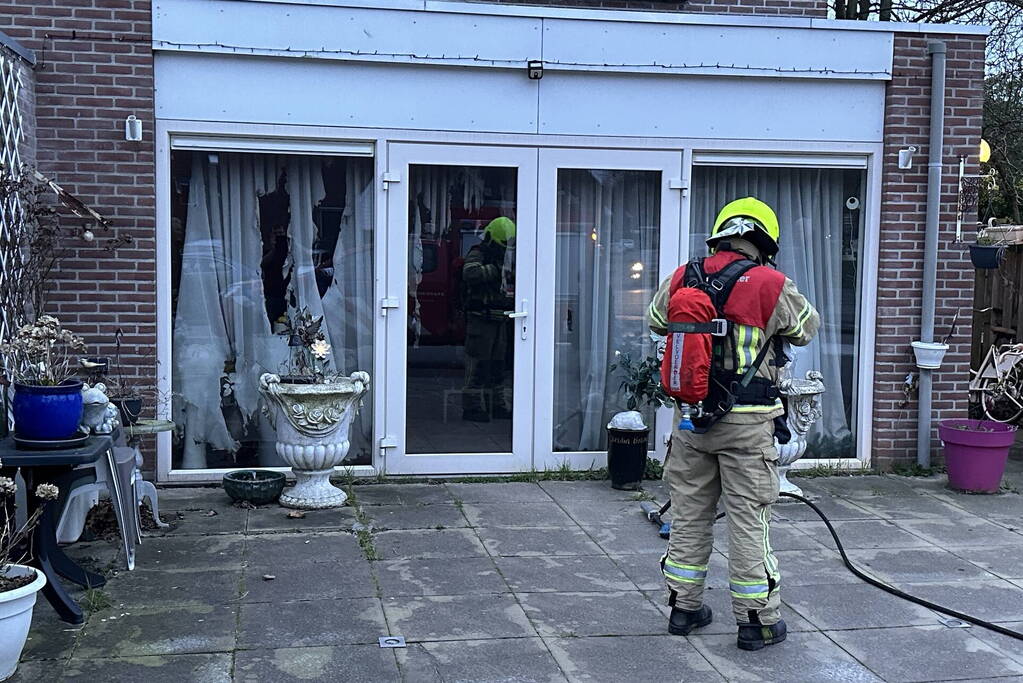 Gordijnen vatten vlam in woning