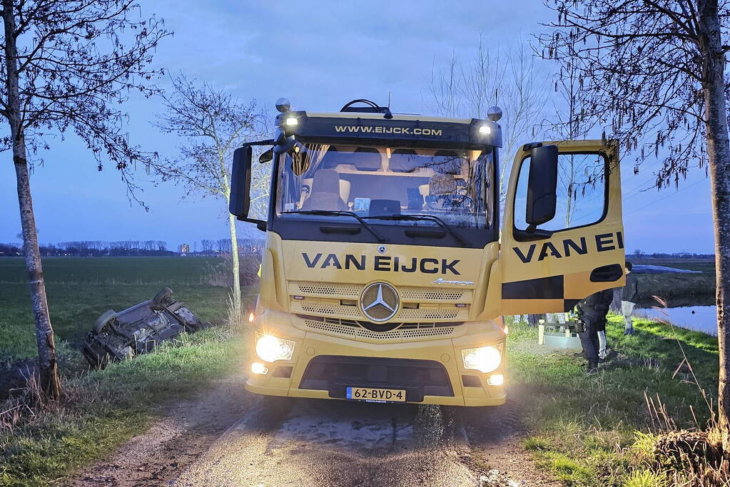 Proefrit eindigd ondersteboven in sloot