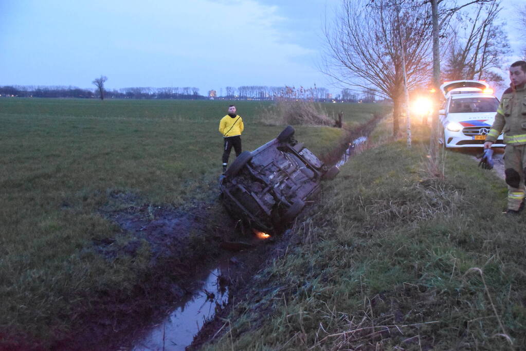 Proefrit eindigd ondersteboven in sloot