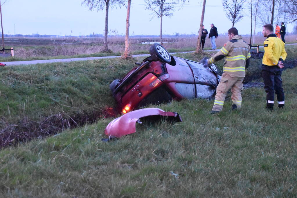 Proefrit eindigd ondersteboven in sloot