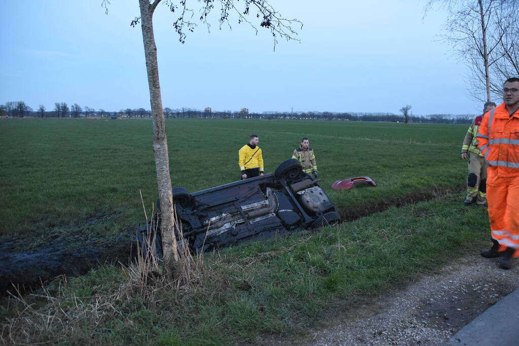 Proefrit eindigd ondersteboven in sloot