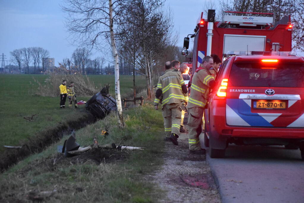 Proefrit eindigd ondersteboven in sloot