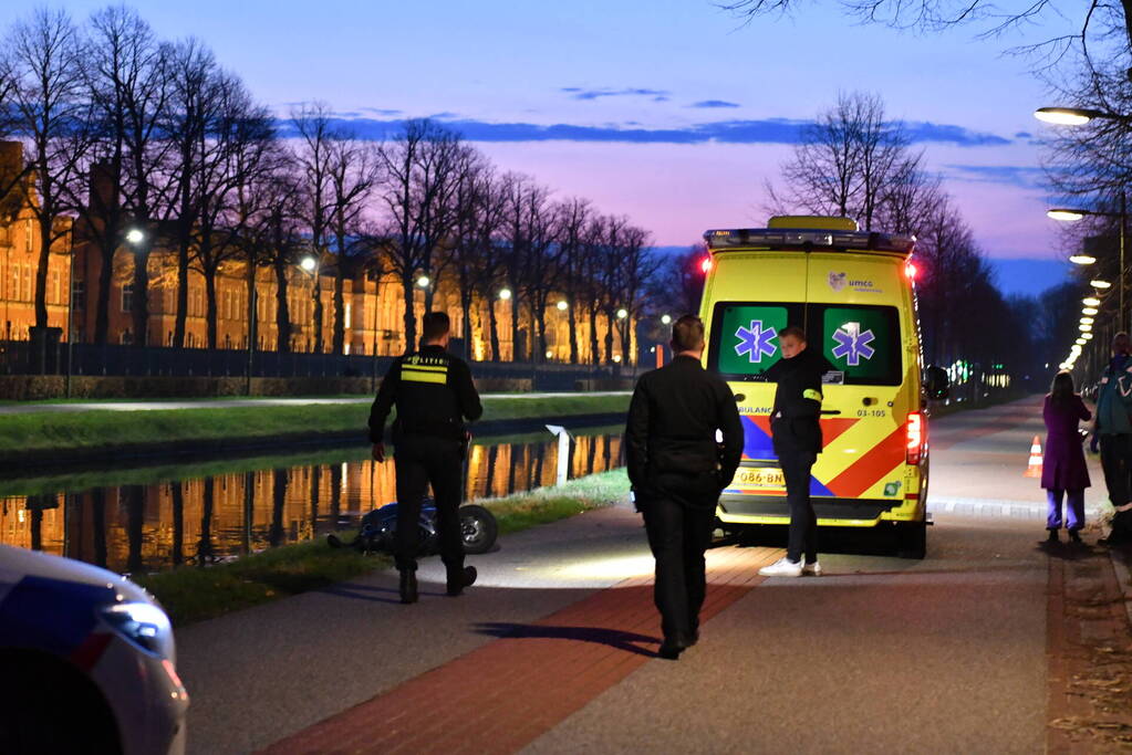 Scooterrijder belandt in water na ongeval